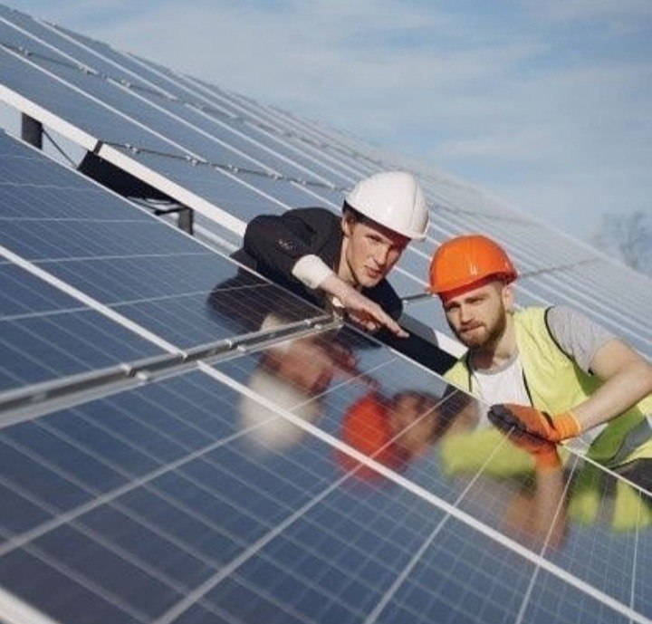Güneş enerjisi sistemi bakım ve teknik destek çalışması