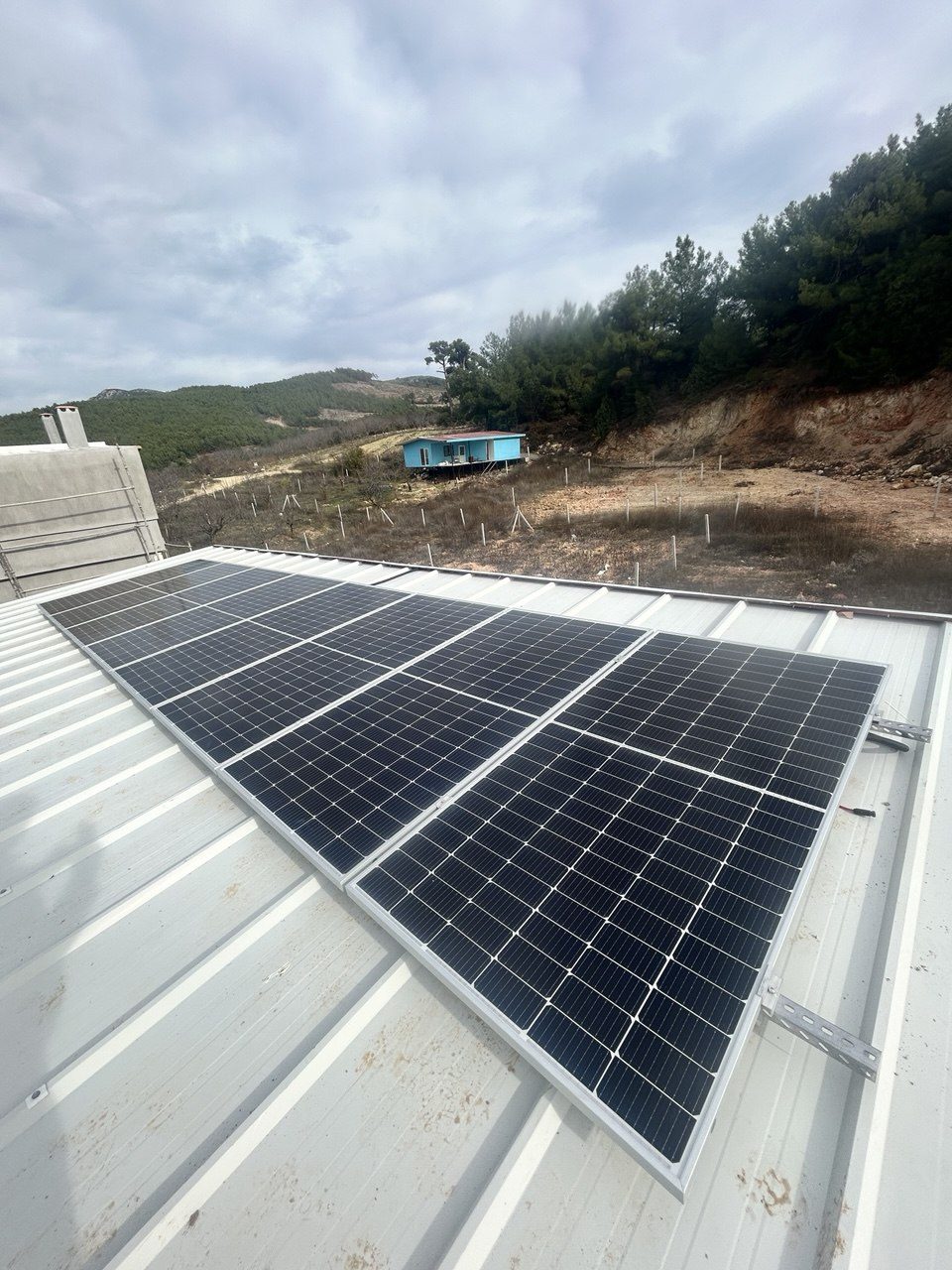 İzmir Ulucak'de kurulan off-grid güneş enerjisi sistemi