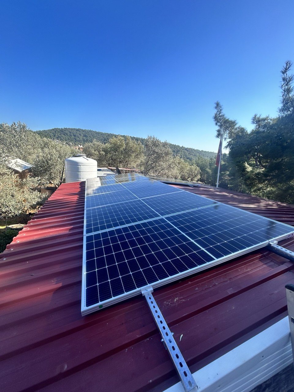 İzmir Menderes'de kurulan off-grid güneş enerjisi sistemi