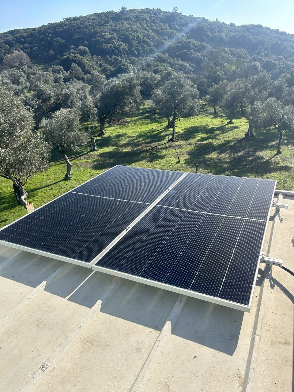 İzmir Seferihisar'de kurulan off-grid güneş enerjisi sistemi