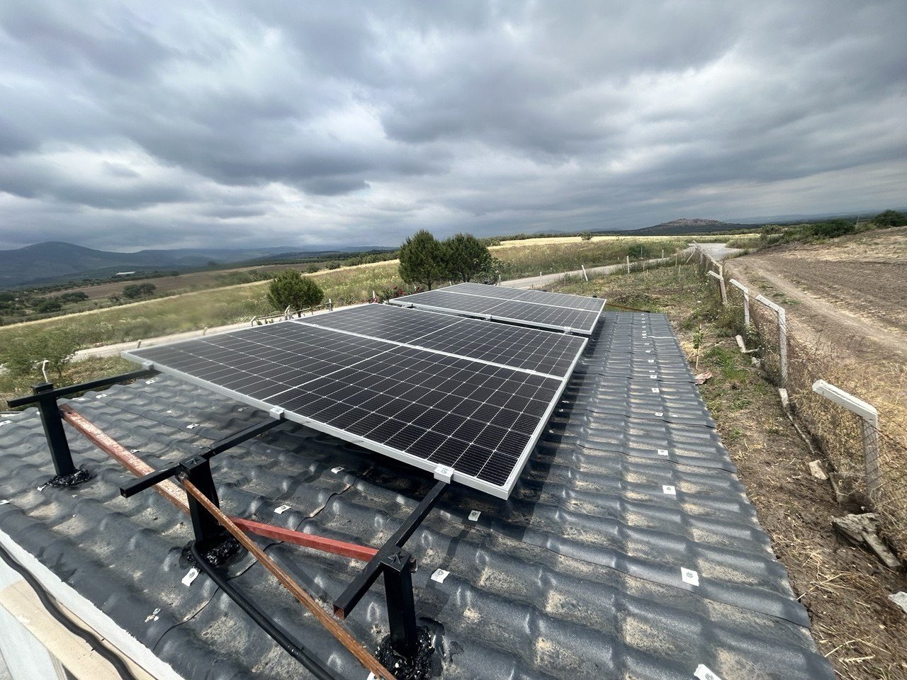 Manisa Saruhanlı'de kurulan off-grid güneş enerjisi sistemi