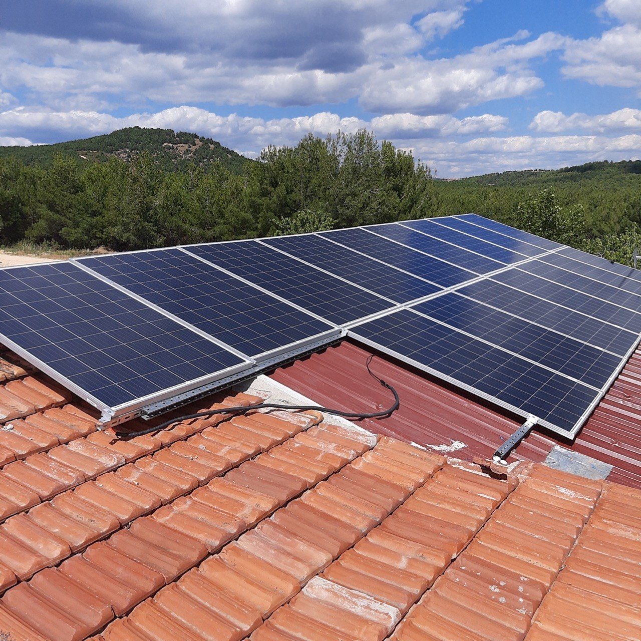 Uşak Kaşbelen Köyü'de kurulan 3 HP güneş enerjili sulama sistemi