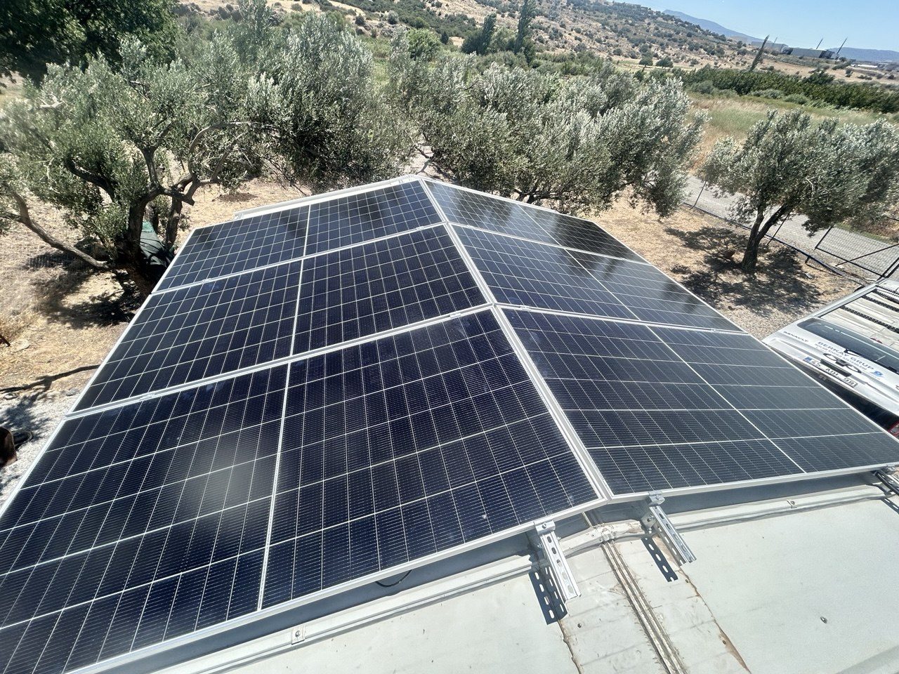 İzmir Aliağa'de kurulan off-grid güneş enerjisi sistemi