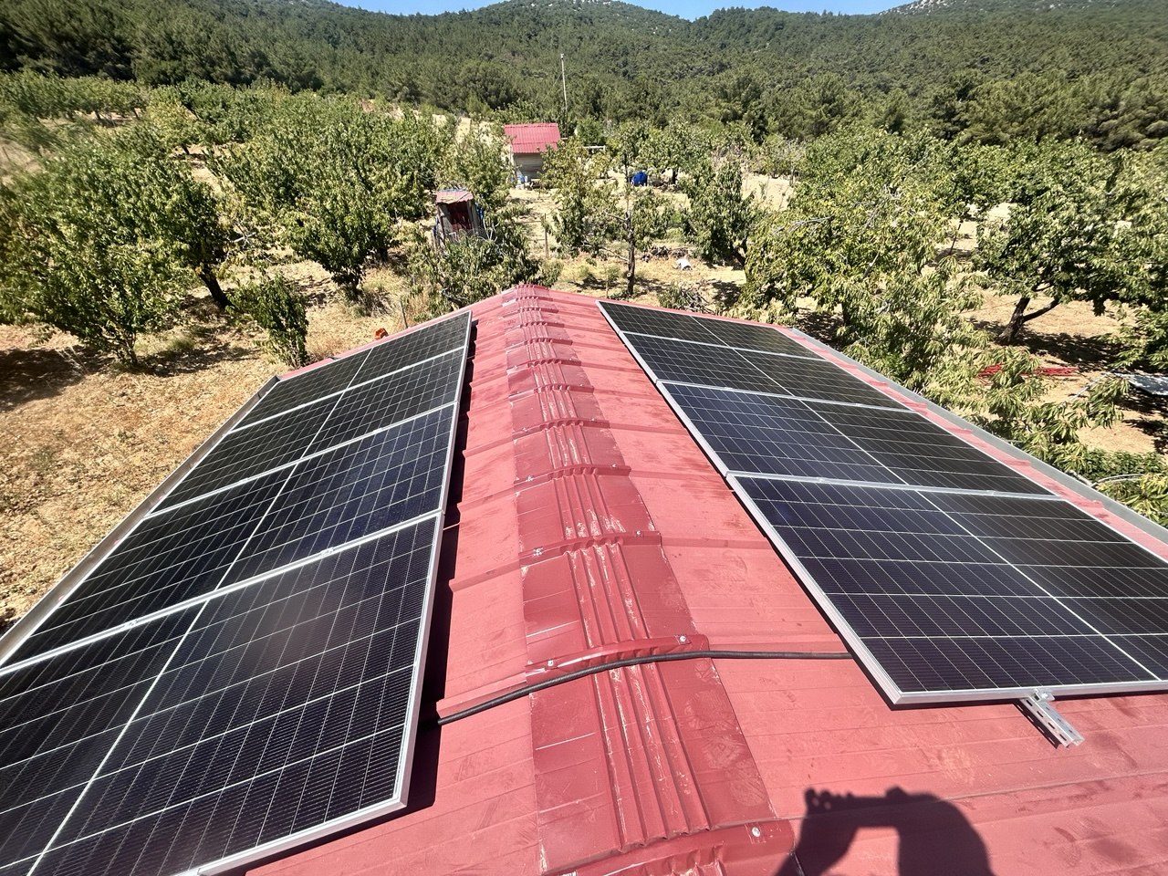 İzmir Ulucak'de kurulan off-grid güneş enerjisi sistemi