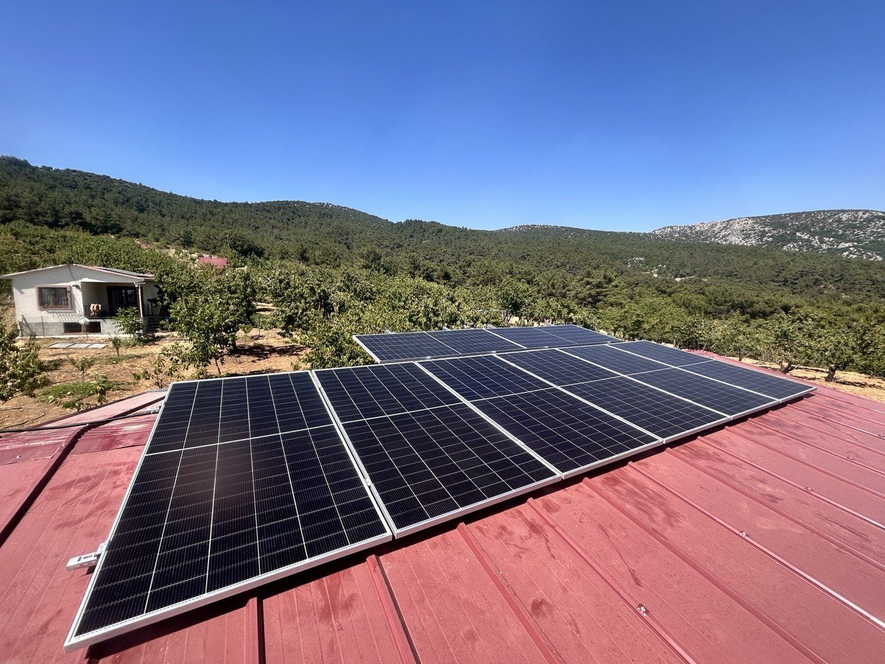 İzmir Ulucak'de kurulan off-grid güneş enerjisi sistemi