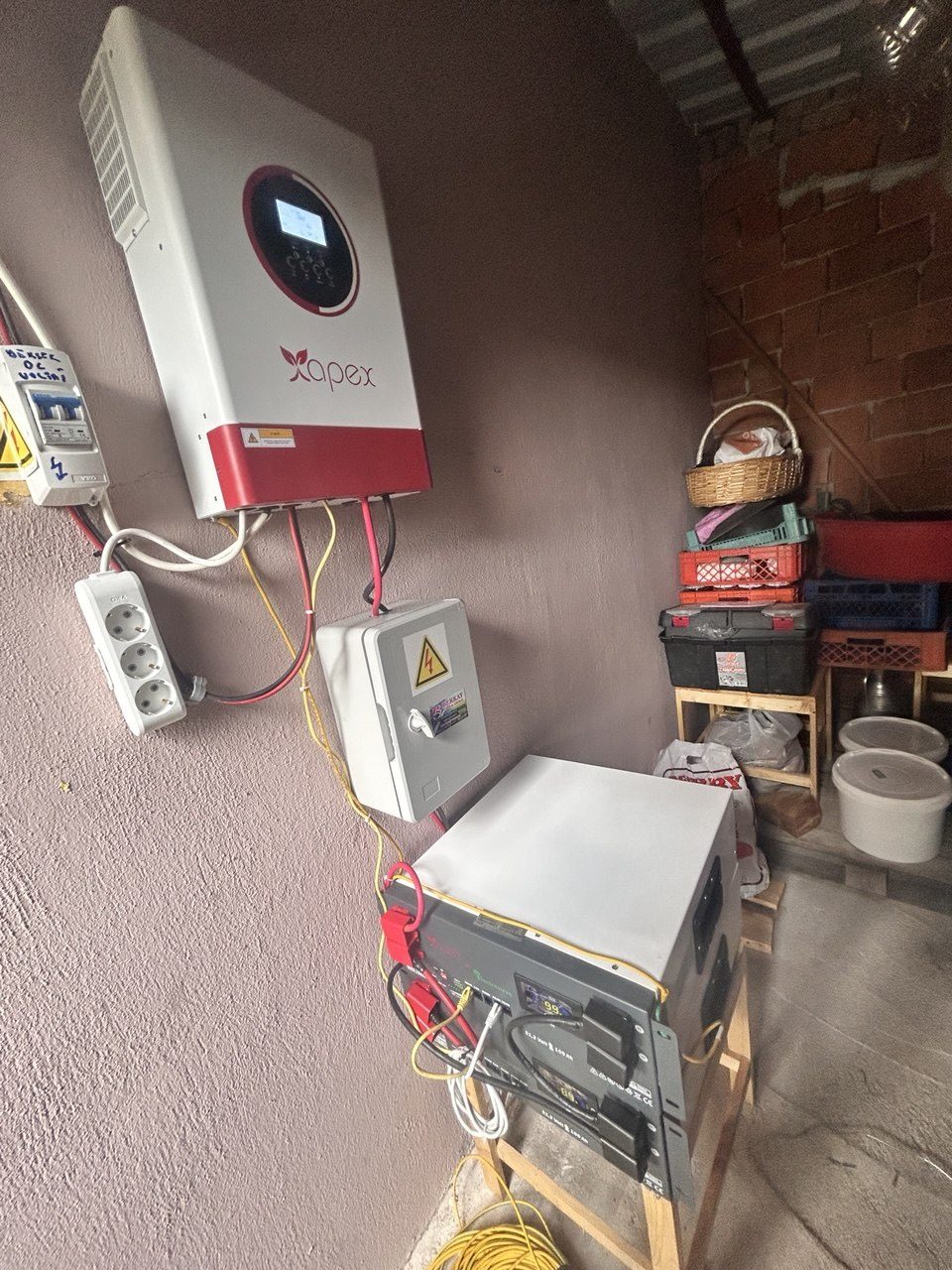 İzmir Karaçam'de kurulan off-grid güneş enerjisi sistemi