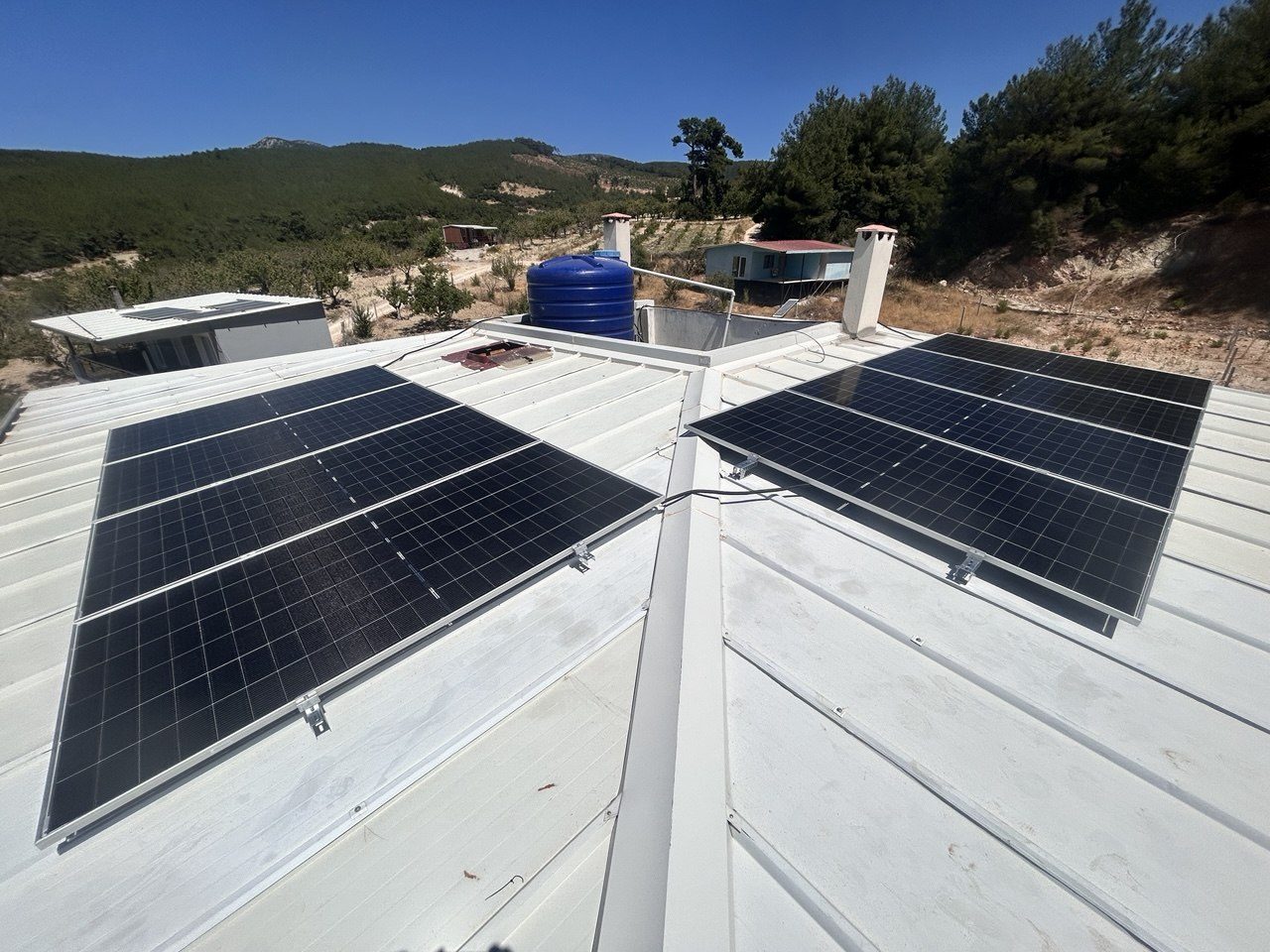 İzmir Kemalpaşa'de kurulan off-grid güneş enerjisi sistemi