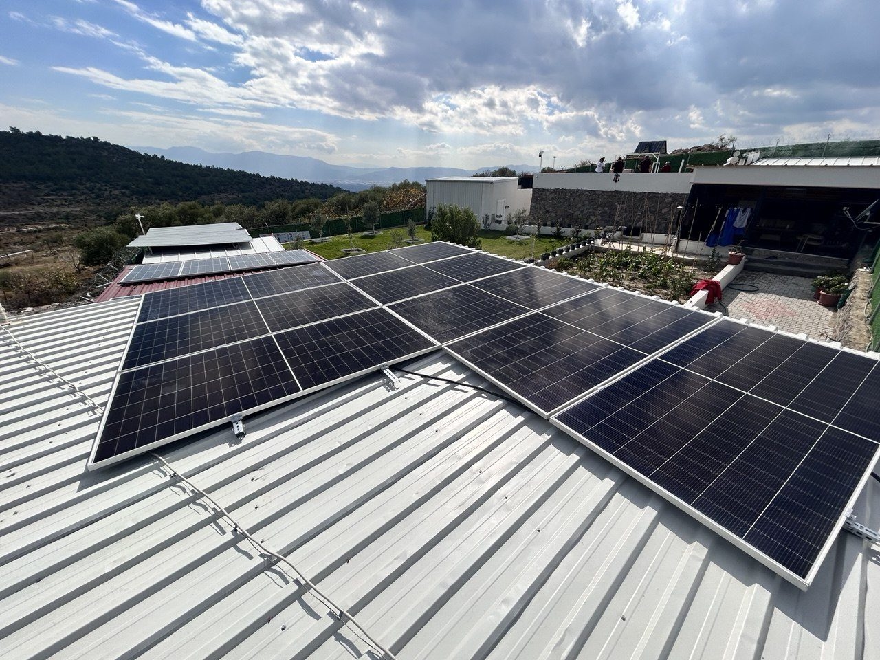 Manisa Akhisar'de kurulan off-grid güneş enerjisi sistemi