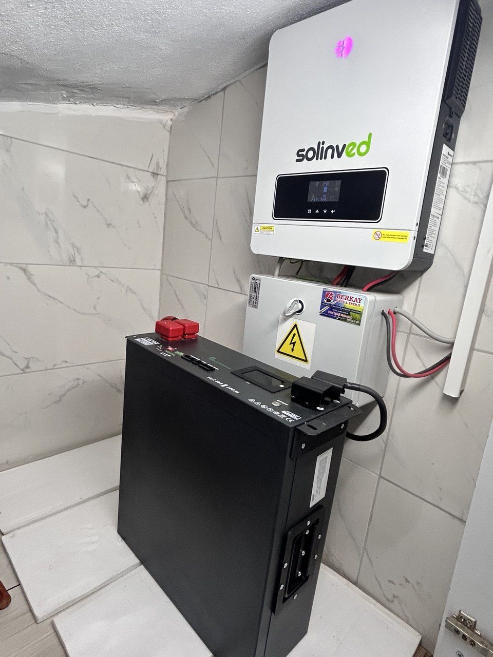 İzmir Aliağa'de kurulan off-grid güneş enerjisi sistemi