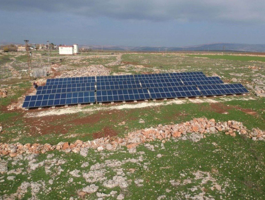 Sarıgöl'de açık arazide sıralanmış güneş panelleri