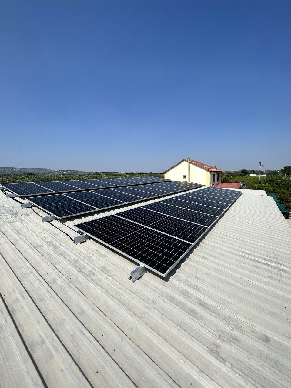 Manisa Üçpınar'de kurulan 15 HP güneş enerjili sulama sistemi