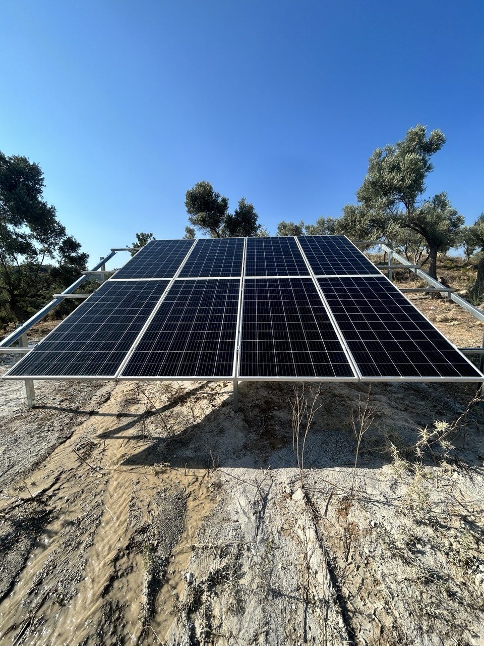 İzmir Seferihisar'de kurulan 2 HP güneş enerjili sulama sistemi