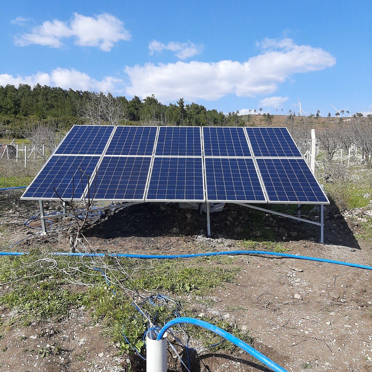İzmir Karaçam'de kurulan 2 HP güneş enerjili sulama sistemi