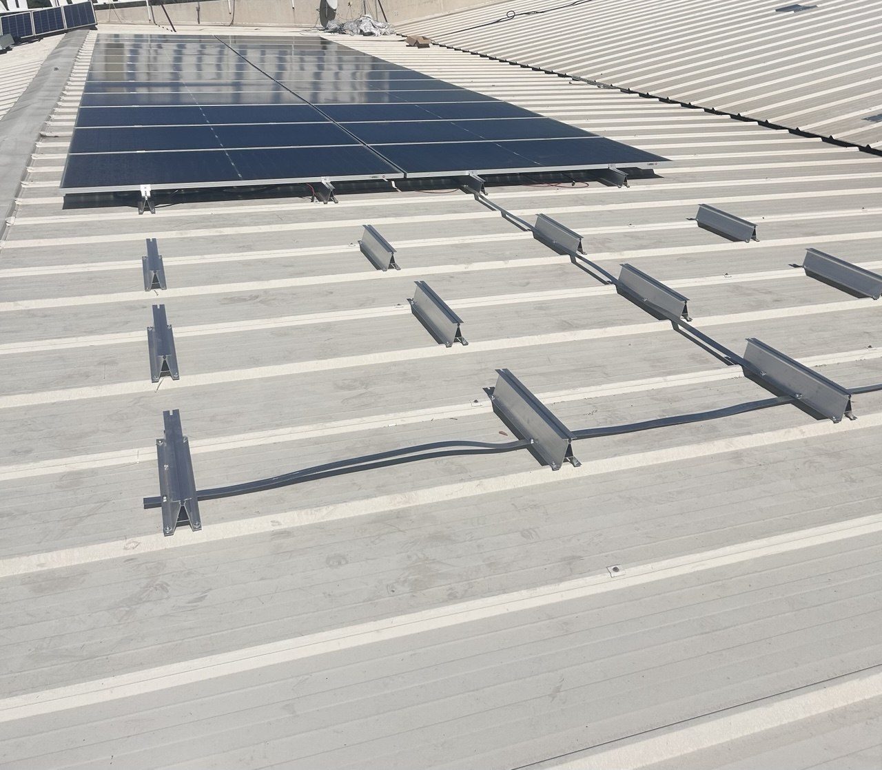Manisa Manisa'de kurulan 10 kW Hibrit güneş enerjisi sistemi