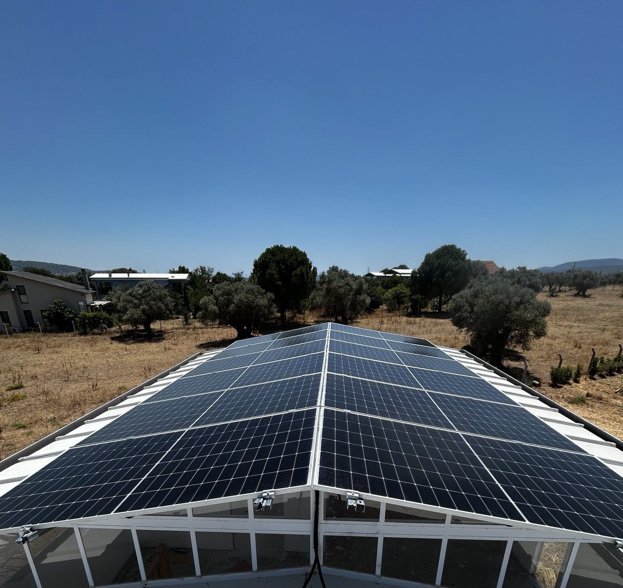 İzmir Urla'de kurulan 9.44 kWp + 10 kWh güneş enerjisi sistemi