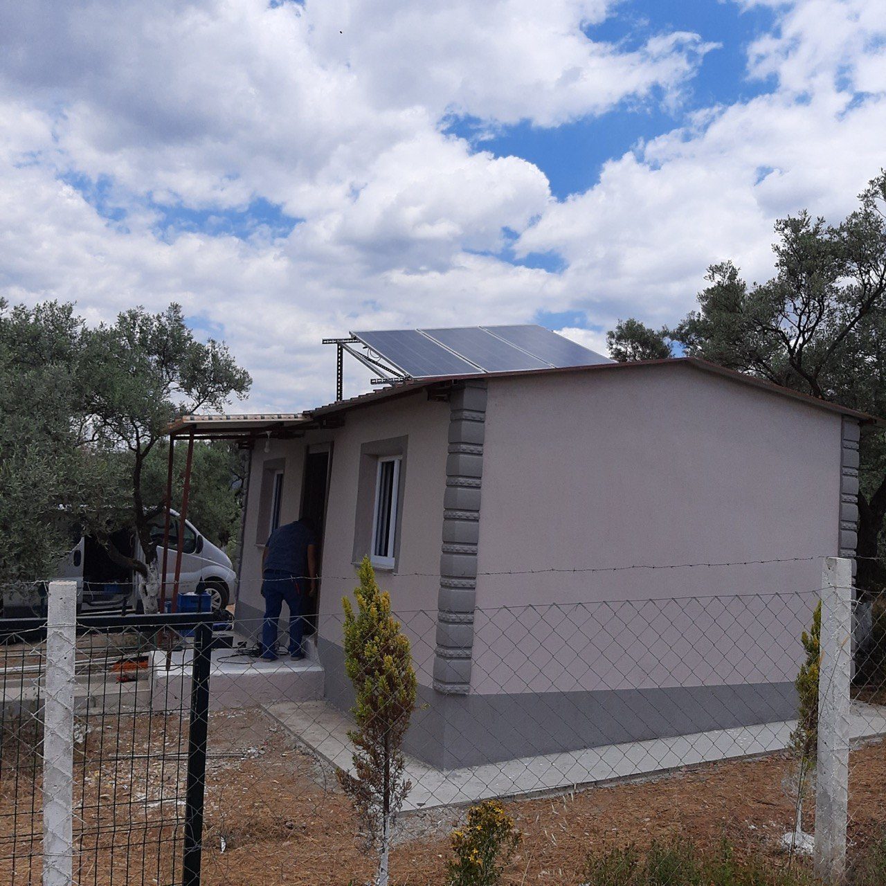İzmir Torbalı'de kurulan off-grid güneş enerjisi sistemi