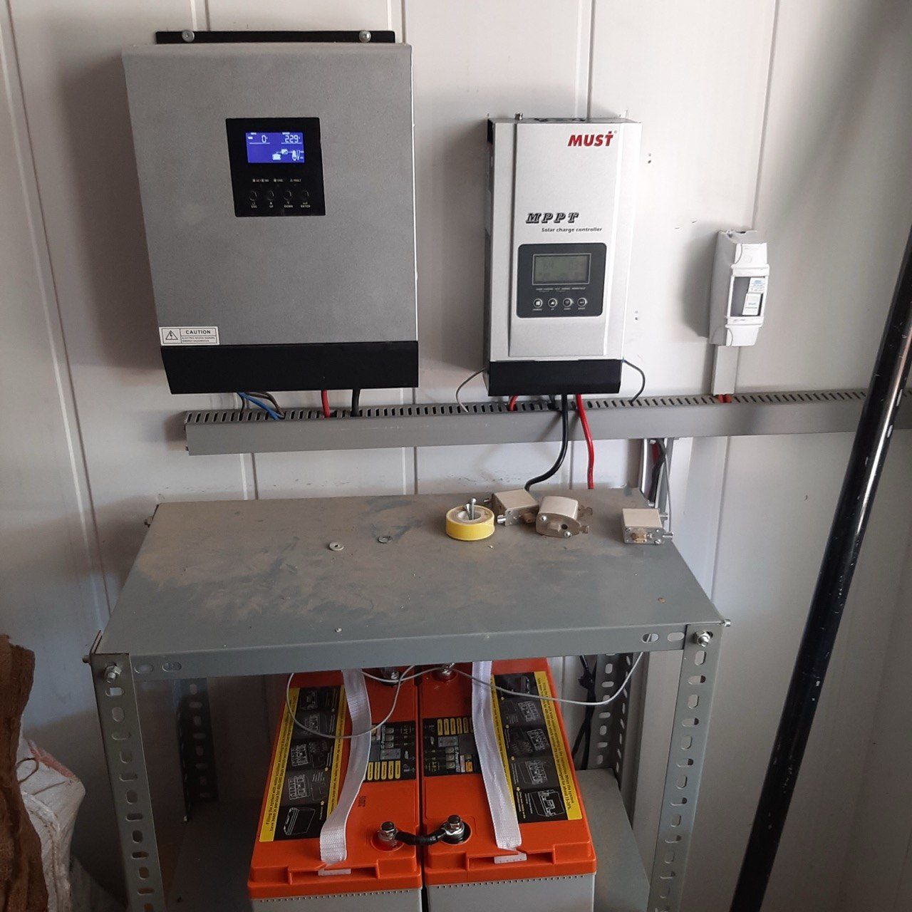 İzmir Yenişakran'de kurulan off-grid güneş enerjisi sistemi