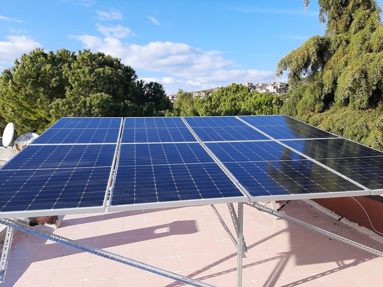 İzmir Foça'de kurulan off-grid güneş enerjisi sistemi