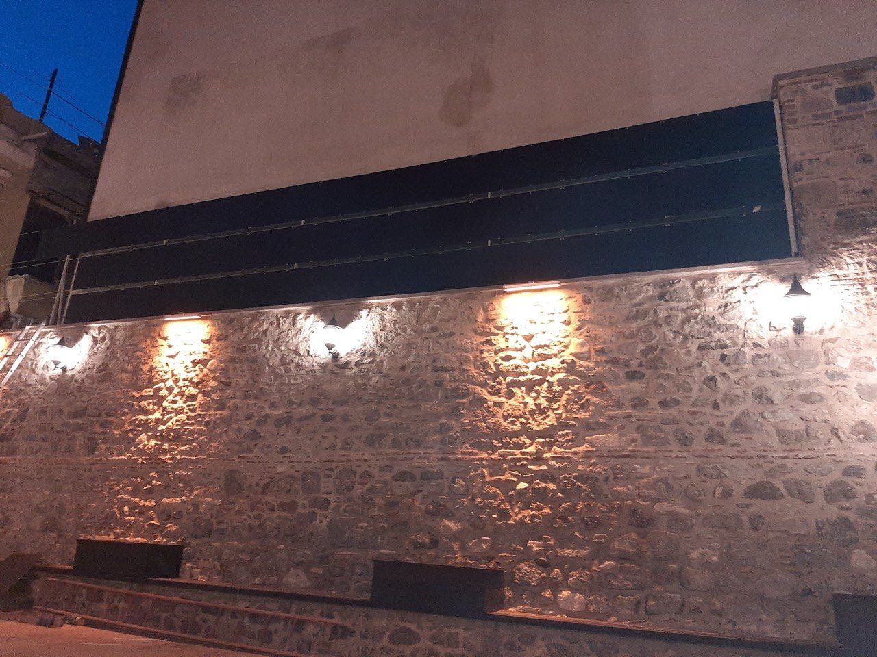 İzmir Konak'de kurulan off-grid güneş enerjisi sistemi