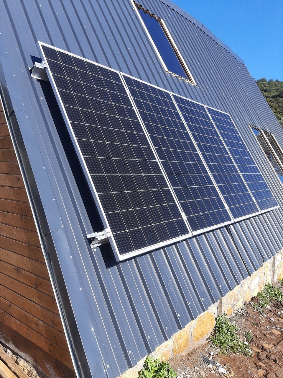 İzmir Urla'de kurulan off-grid güneş enerjisi sistemi