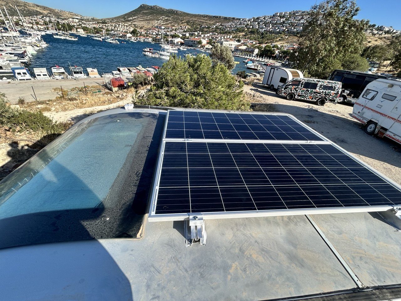 Karavan üzerinde off-grid güneş paneli montajı