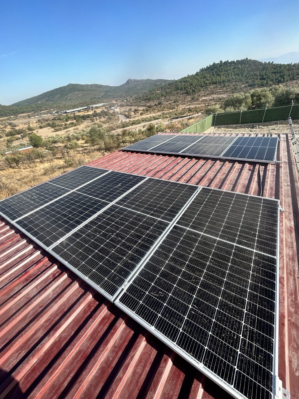 Manisa Muradiye'de kurulan off-grid güneş enerjisi sistemi